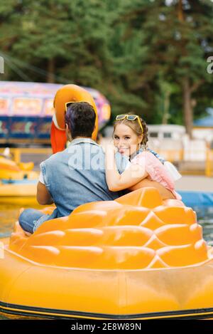 Un couple heureux amoureux de la promenade en bateau dans un parc d'attractions Banque D'Images