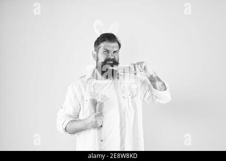 Faits nutritionnels et avantages pour la santé. La carotte se compose de vitamines. Heureux et en bonne santé. Lapin de Pâques contenir des carottes. Les oreilles de lapin d'homme barbu tiennent les légumes. Une alimentation saine. Régime végétarien. Pâques saines. Banque D'Images