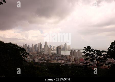 Vue sur la ville de Panama par temps pluvieux. Banque D'Images