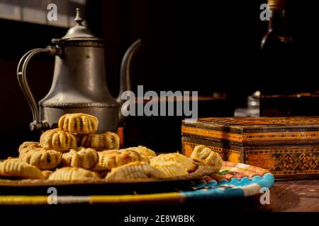 Bonbons arabes, maamoul et café sur fond traditionnel Banque D'Images