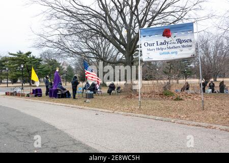 Un service d'hiver où les catholiques romains prient sur le site du pavillon du Vatican, dans le parc Corona de Flushing Meadows, où Marie et Jésus sont apparus à Veronica Lueken. Banque D'Images