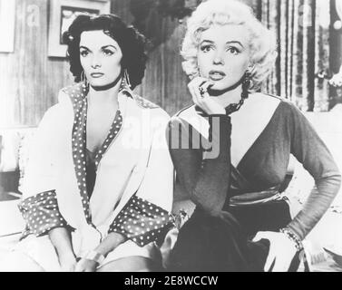 Messieurs préfèrent les blonds. Un film de comédie musicale américaine de 1953 avec première le 1er juillet 1953 mettant en vedette Marilyn Monroe et Jane Russell. Jane Russel est née le 21 1921 juin et est décédée le 28 2011 février. Banque D'Images