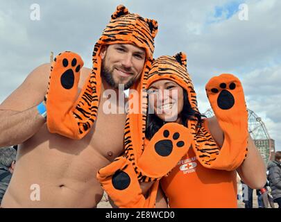 Avant la baignade du jour du nouvel an au Polar Bear Club, un couple pose avec un foulard et des gants assortis à rayures bengale. À Coney Island, Brooklyn, New York. Banque D'Images