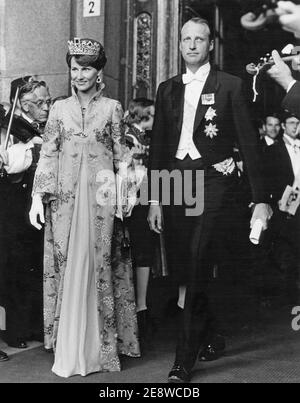 Roi Harald de Norvège. Photo en tant que prince héritier avec sa femme Sonja le 19 1976 juin pour assister au mariage du roi suédois Carl XVI Gustaf et Silvia Sommerlattes. Banque D'Images