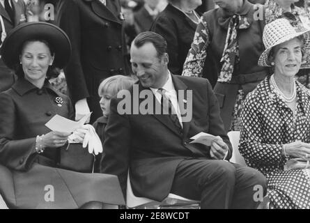 Roi Harald de Norvège. Photo en étant prince héritier avec sa femme Sonja 1972. À la droite Reine Ingrid du Danemark. Banque D'Images