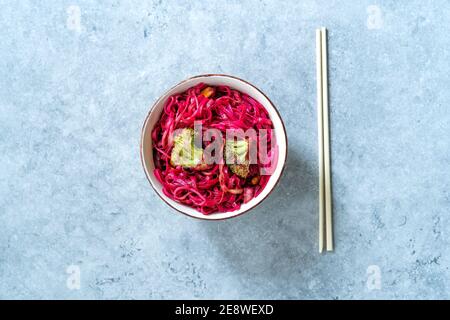 Betterave à betteraves nouilles de riz thaï aromatisées à la betterave et brocoli dans un bol. Prêt à manger et à servir. Banque D'Images
