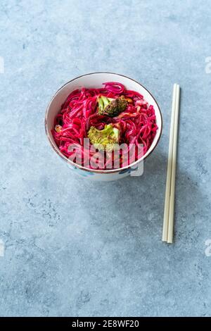 Betterave à betteraves nouilles de riz thaï aromatisées à la betterave et brocoli dans un bol. Prêt à manger et à servir. Banque D'Images