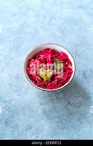 Betterave à betteraves nouilles de riz thaï aromatisées à la betterave et brocoli dans un bol. Prêt à manger et à servir. Banque D'Images
