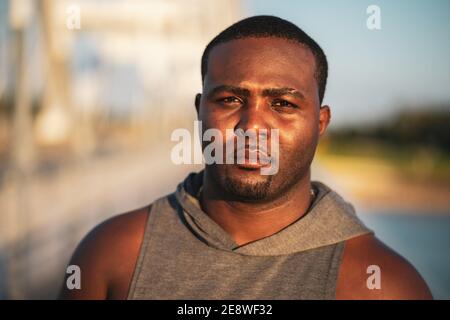 Portrait du jeune homme afro-américain en vêtements de sport. Il est prêt à faire de l'exercice pour réduire son poids corporel. Banque D'Images