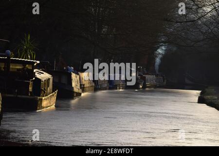 Des barques amarrées dans la glace sur le canal Rochdale, le pont Hebden, Calvaire, West Yorkshire Banque D'Images