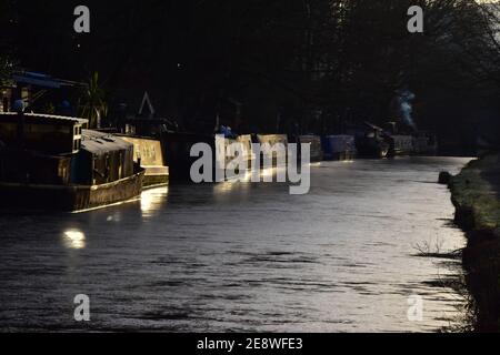 Des barques amarrées dans la glace sur le canal Rochdale, le pont Hebden, Calvaire, West Yorkshire Banque D'Images