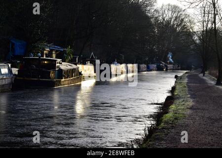 Des barques amarrées dans la glace sur le canal Rochdale, le pont Hebden, Calvaire, West Yorkshire Banque D'Images