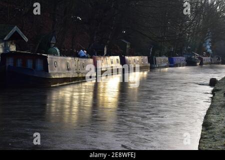 Des barques amarrées dans la glace sur le canal Rochdale, le pont Hebden, Calvaire, West Yorkshire Banque D'Images