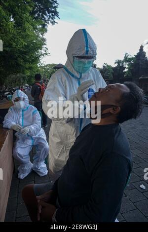 Denpasar, Bali, Indonésie. 1er février 2021. Les officiers de santé militaires prennent un test d'écouvillonnage d'un homme. District militaire de Badung tenue Antigen Covid-19 Antigen Rapid-Test pour les personnes qui ont des exercices autour de Puputan Badung Park gratuitement. Credit: Dicky Bisinglasi/ZUMA Wire/Alay Live News Banque D'Images