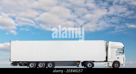 Vue latérale d'un nouveau grand camion blanc avec copier l'espace devant un ciel bleu Banque D'Images