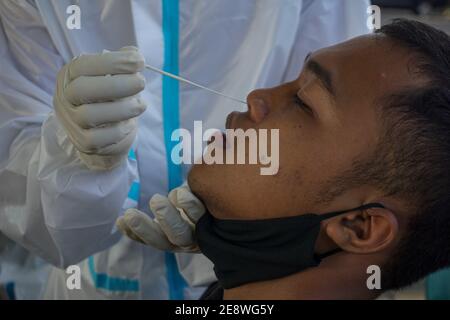 Denpasar, Bali, Indonésie. 1er février 2021. Les officiers de santé militaires prennent un test d'écouvillonnage d'un homme. District militaire de Badung tenue Antigen Covid-19 Antigen Rapid-Test pour les personnes qui ont des exercices autour de Puputan Badung Park gratuitement. Credit: Dicky Bisinglasi/ZUMA Wire/Alay Live News Banque D'Images