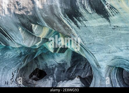 Détail des grottes de marbre (Cuevas de Marmol) causées par l'érosion hydrique sur la rive du Lago général Carrera le long de la Carretera Austral, Chili. Banque D'Images