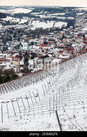 Freyburg, Allemagne. 26 janvier 2021. Vue sur la petite ville enneigée avec l'église de la ville Saint-Marien entre les vignobles de la vallée de l'Unstrut. Credit: Jan Woitas/dpa-Zentralbild/ZB/dpa/Alay Live News Banque D'Images