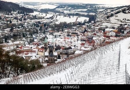 Freyburg, Allemagne. 26 janvier 2021. Vue sur la petite ville enneigée avec l'église de la ville Saint-Marien entre les vignobles de la vallée de l'Unstrut. Credit: Jan Woitas/dpa-Zentralbild/ZB/dpa/Alay Live News Banque D'Images