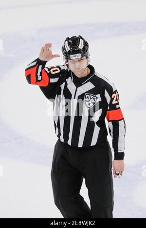 Moscou, Russie. 29 janvier 2021. Match de hockey sur glace de la saison régulière de la KHL: Dinamo Moscou contre HC Sotchi - Moscow VTB Arena - troisième période. #20 arbitre Anto Banque D'Images