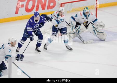 Moscou, Russie. 29 janvier 2021. Match de hockey sur glace de la saison régulière de la KHL: Dinamo Moscou contre HC Sotchi - Moscow VTB Arena - troisième période. #9 Dmitri Kagarl Banque D'Images