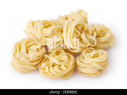 Les nids de tagliatelle isolé sur fond blanc avec clipping path Banque D'Images