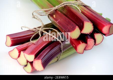 Photo de la nourriture de rhubarbe sur fond blanc Banque D'Images