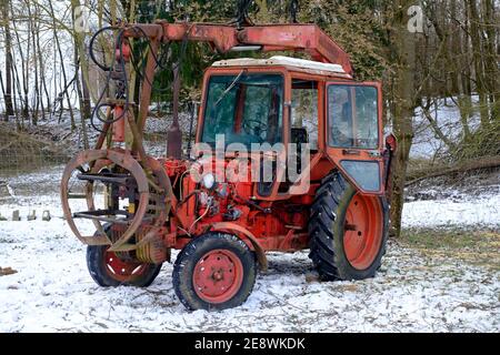 vintage belarus mtz 80 tracteur avec bras de grue fabriqué par un tracteur de minsk est utilisé pour défriler les zala des arbres abattus comté de hongrie Banque D'Images