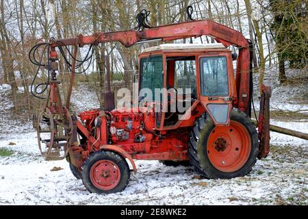 vintage belarus mtz 80 tracteur avec bras de grue fabriqué par un tracteur de minsk est utilisé pour défriler les zala des arbres abattus comté de hongrie Banque D'Images