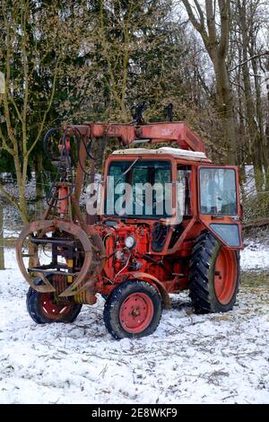 vintage belarus mtz 80 tracteur avec bras de grue fabriqué par un tracteur de minsk est utilisé pour défriler les zala des arbres abattus comté de hongrie Banque D'Images