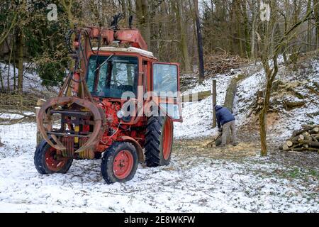 vintage belarus mtz 80 tracteur avec bras de grue fabriqué par un tracteur de minsk est utilisé pour défriler les zala des arbres abattus comté de hongrie Banque D'Images