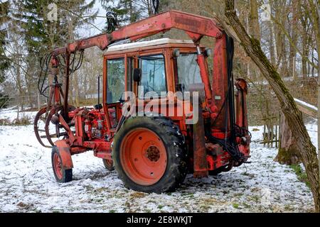 vintage belarus mtz 80 tracteur avec bras de grue fabriqué par un tracteur de minsk est utilisé pour défriler les zala des arbres abattus comté de hongrie Banque D'Images