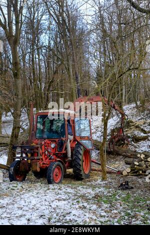 vintage belarus mtz 80 tracteur avec bras de grue fabriqué par un tracteur de minsk est utilisé pour défriler les zala des arbres abattus comté de hongrie Banque D'Images