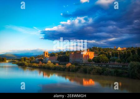 paysage florentin illustré capturé en fin de soirée depuis ponte Alle Grazie avec le palais rouge Serristori et l'église De San Miniato en amont Banque D'Images