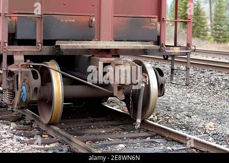 Coupleur de wagon-trémie, et roues et essieux de camion, sur les voies ferrées, au chantier de chemin de fer BNSF, Troy, Montana. Burlington Northern et Santa Fe R Banque D'Images