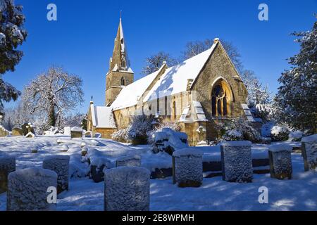 Une scène d'hiver après la neige à l'église du village de All Saints, Souldrop, Bedfordshire, Angleterre, Royaume-Uni Banque D'Images