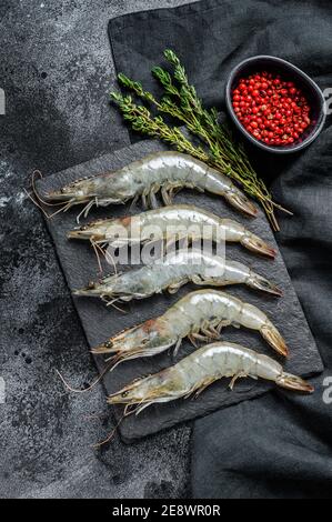 Crevettes géantes fraîches et crues de langoustine. Arrière-plan noir. Vue de dessus Banque D'Images