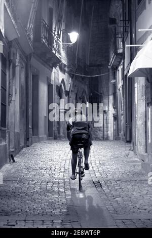 Vélo dans une vieille rue d'Oporto la nuit Banque D'Images