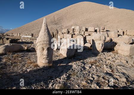 Les colossales têtes de pierre du mont Nemrut en Turquie, site classé au patrimoine mondial de l'UNESCO, témoignent énigmatique de l'ancien Royaume de Commagène. Banque D'Images