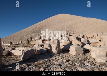 Les colossales têtes de pierre du mont Nemrut en Turquie, site classé au patrimoine mondial de l'UNESCO, témoignent énigmatique de l'ancien Royaume de Commagène. Banque D'Images