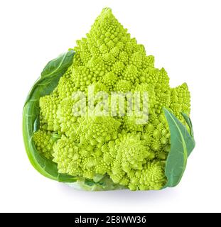 Brocoli romanesco isolé sur fond blanc. Macro de chou-fleur romain. Banque D'Images