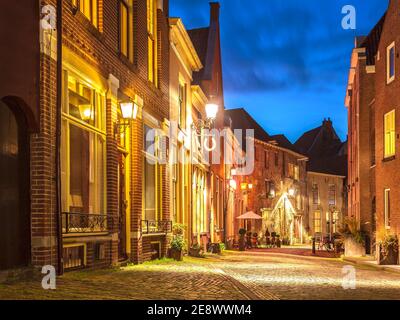 Vue en soirée sur les maisons médiévales de la ville historique hollandaise Centre de Deventer Banque D'Images