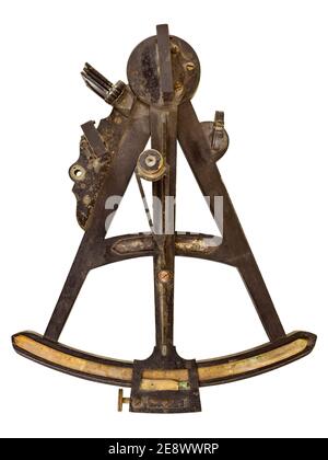 Ancien sextant maritime isolé sur fond blanc Banque D'Images