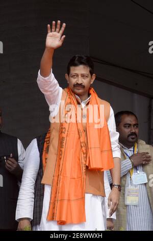 Howrah, Inde. 31 janvier 2021. L'ancien chef du Congrès de Trinamool et ministre des forêts Rajib Banerjee qui rejoint le parti Bharatiya Janta ou BJP salue l'activiste lors du rassemblement de Jogdan Mela au stade Dumurjala à Howrah, en Inde, le 31 janvier 2021. (Photo par Ved Prakash/Pacific Press/Sipa USA) crédit: SIPA USA/Alay Live News Banque D'Images