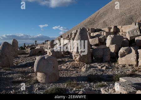 Les colossales têtes de pierre du mont Nemrut en Turquie, site classé au patrimoine mondial de l'UNESCO, témoignent énigmatique de l'ancien Royaume de Commagène. Banque D'Images