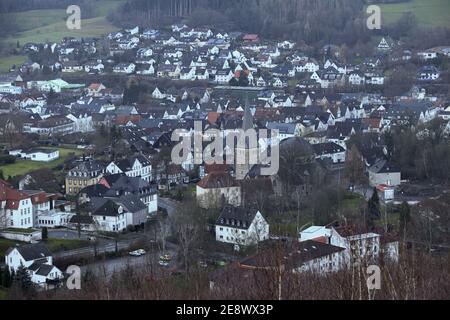 Balve, Sauerland, Nordrhein-Westfalen, Allemagne, vue pittoresque sur l'ancienne église romane Saint Blaise ( Blasiuskirche, Saint Blasius ) et sur l' Banque D'Images