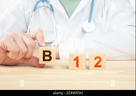 le médecin recommande de prendre de la vitamine b12. le médecin parle des avantages de la vitamine b12. B12 vitamine - concept de santé Banque D'Images