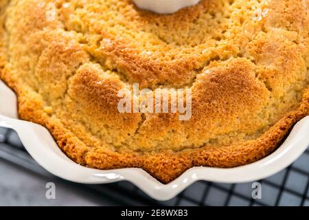 Refroidissement fraîchement cuit un gâteau de livre de citron sur un panier de cuisine froid. Banque D'Images