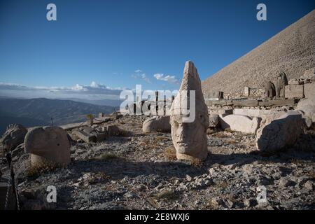 Les colossales têtes de pierre du mont Nemrut en Turquie, site classé au patrimoine mondial de l'UNESCO, témoignent énigmatique de l'ancien Royaume de Commagène. Banque D'Images