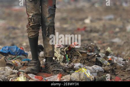 18 janvier 2021, Inde, New Delhi: Un jeune cherche des objets précieux à revendre dans un tas de déchets à l'extérieur de New Delhi. Photo: Vijay Pandey/dpa Banque D'Images